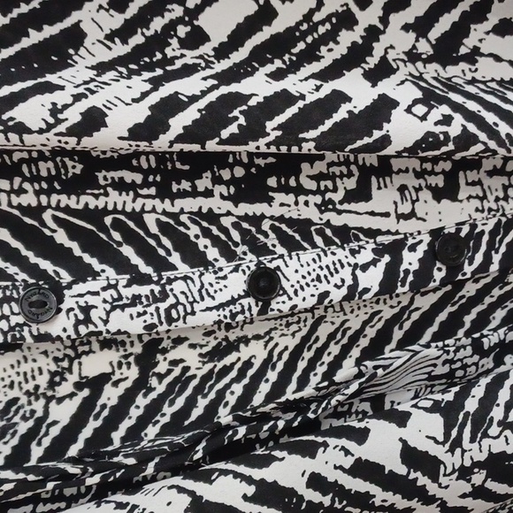 PETER NYGARD black & white cold-shoulder blouse. Button close. Size 6. NWT - Picture 6 of 16